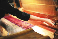 中国传统桑蚕丝织技艺有什么过程？